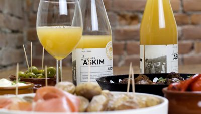 Årgang eplemost på tapasbord