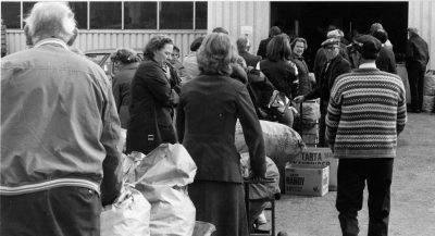 Kø for innlevering på 1980 tallet Askim Frukt -og Bærpresseri