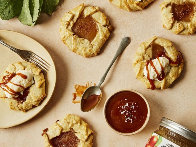 Minigaletter med eplemost og salt karamellsaus